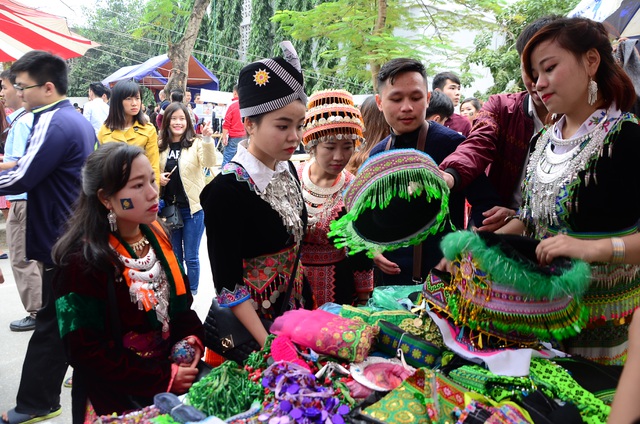  Năm nay, cộng đồng người Mông đang sinh sống và học tập tại Hà Nội đã cùng nhau tổ chức lễ hội “Tết Mông xuống phố” để chào đón năm mới 2017 và quảng bá những nét văn hóa đặc trưng của người Mông với mọi người. 