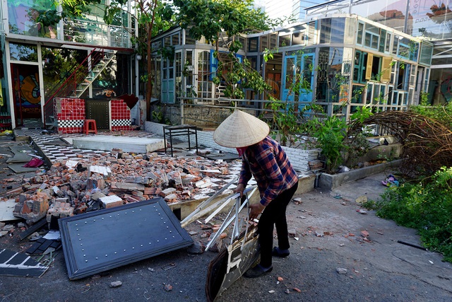 Từ khi có thông tin đóng cửa, các cửa hàng kinh doanh đã đóng cửa biến nơi này trở nên hoang vắng hơn.