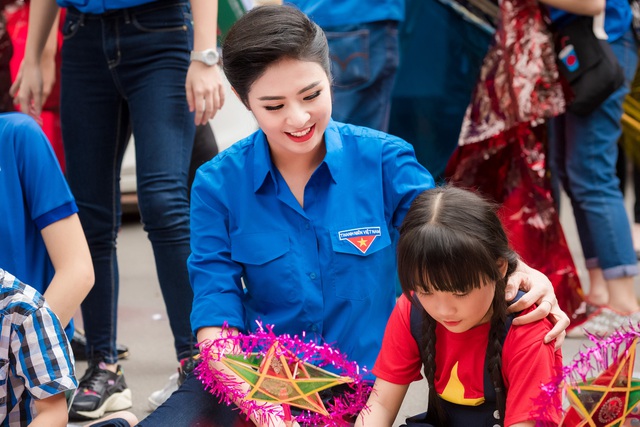 Hoa hậu Ngọc Hân vốn từ lâu đã được biết đến là một Hoa hậu có nhiều hoạt động từ thiện, xã hội trong suốt thời gian qua. Cô và Á hậu Tú Anh cũng là chị em thân thiết ngoài đời, chính vì thế hai người thường xuyên đồng hành cùng nhau trong các hoạt động nhân ái.