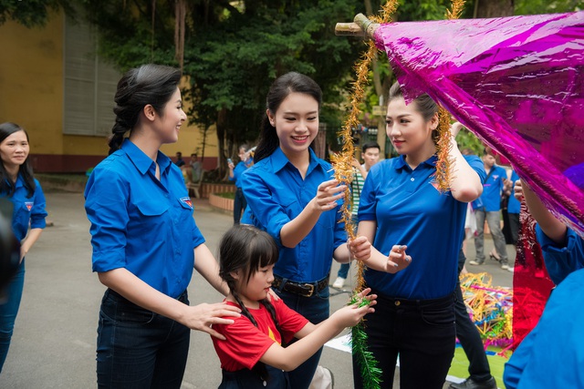 Các người đẹp đã cùng tham gia làm đèn ông sao để tặng cho các em nhỏ, đồng thời mang theo những món quà nhỏ nhưng ý nghĩa để giúp các em nhỏ có một mùa Trung thu tràn ngập tiếng cười.