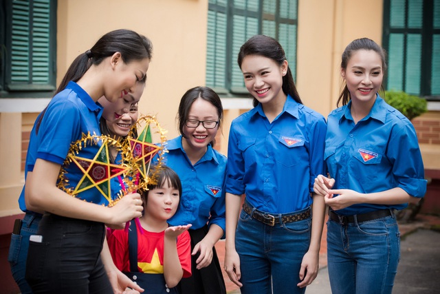 Là đàn chị đi trước, Ngọc Hân cũng dìu dắt các lứa đàn em đi sau và hướng các em tới những hoạt động từ thiện ý nghĩa. Trong chuyến đi vừa qua, Ngọc Hân đã “rủ rê” thêm Thuỷ Tiên và Phùng Bảo Ngọc Vân để tham gia hoạt động ý nghĩa này.