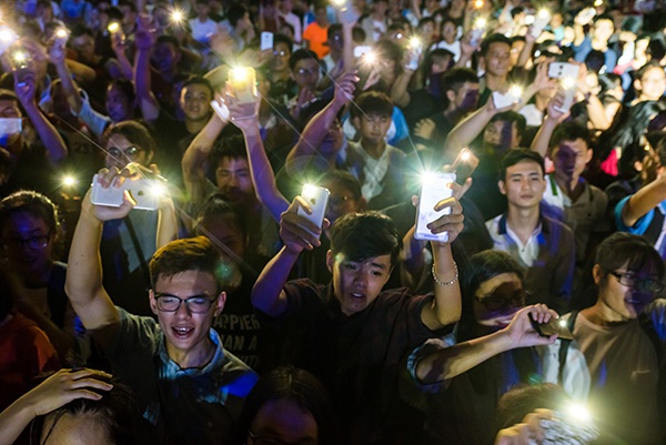 Học fans quốc tế, sinh viên Bách khoa cũng mở đèn điện thoại, tạo nên dàn sao lấp lánh dưới khán đài.