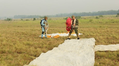 Những cánh dù đón gió trên không trung