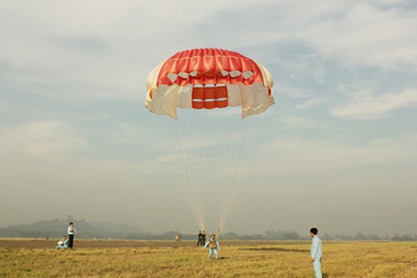 Những cánh dù đón gió trên không trung