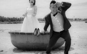 Ngắm bộ ảnh cưới tinh nghịch của chủ nhân “thiệp mời kiểu facebook”