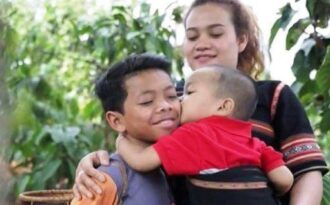 Cô gái Tây Nguyên dũng cảm chống hủ tục, nuôi 2 người con