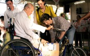 Đạo diễn Dustin Nguyễn cùng bố mẹ vợ trao quà người nghèo