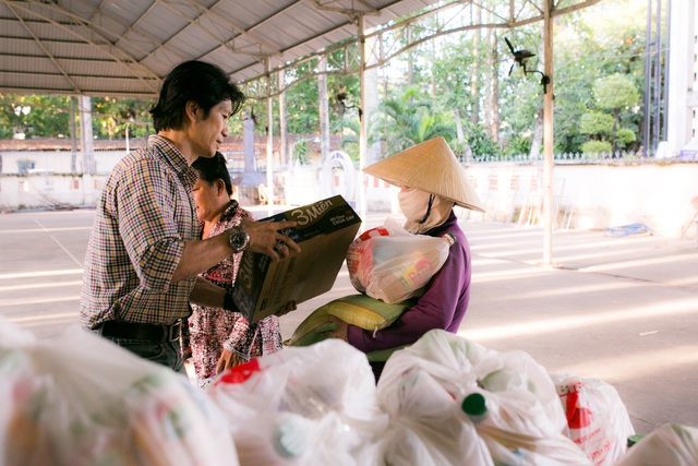 Đạo diễn Dustin Nguyễn cùng bố mẹ vợ trao quà người nghèo - 3