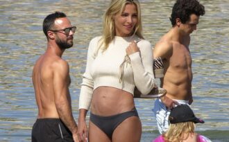 Ngưỡng mộ vóc dáng săn chắc của vợ “Thần Sấm” Chris Hemsworth