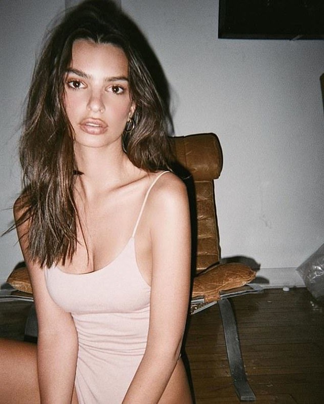 Emily Ratajkowski thả rông vòng một ra phố - 6