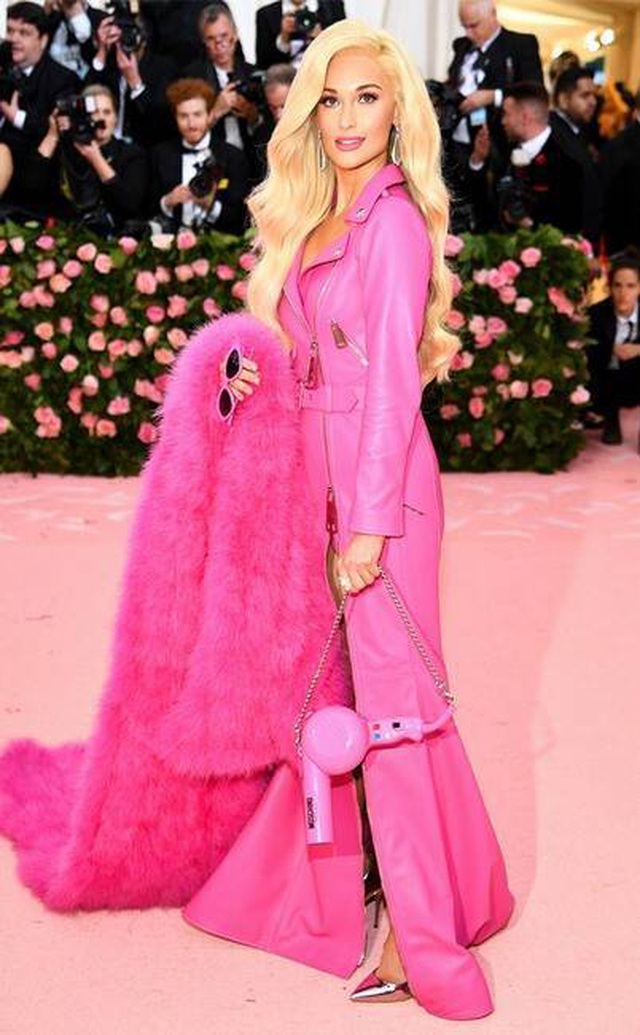 Những món phụ kiện điên rồ trên thảm đỏ Met gala - 10