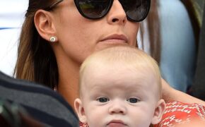 Coleen Rooney cổ vũ chồng đá bóng