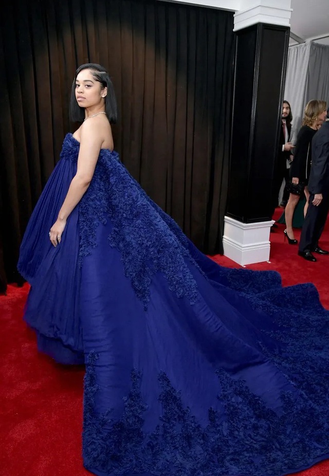 ella-mai-stuns-in-navy-gown-for-grammys-04.jpeg