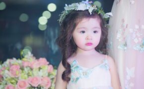 Mới 3 tuổi, con gái Elly Trần mặt lạnh như “siêu mẫu” lần đầu catwalk
