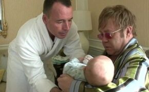 Elton John chi 20 nghìn bảng Anh cho lần làm cha thứ 2