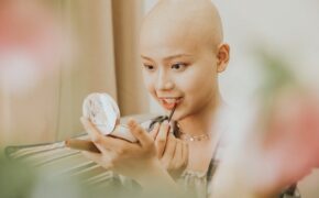 Nữ sinh vượt bạo bệnh đi thi Hoa khôi Ngoại thương:  “Tôi đẹp nhất khi tôi tự tin, kể cả khi đầu trọc!”