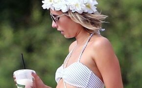 Sao Hollywood ngực phẳng vẫn tự tin diện áo tắm hai mảnh