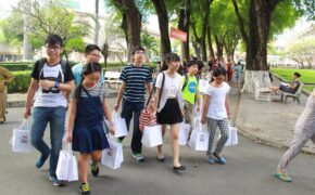 Biệt đội siêu nhí sẻ chia với các bệnh nhi chạy thận