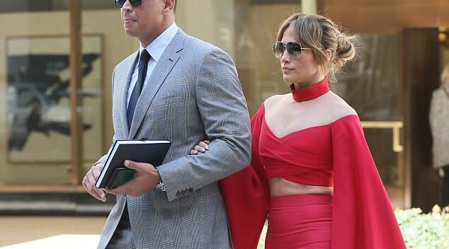 Jennifer Lopez rạng ngời khi ra phố cùng bồ trẻ