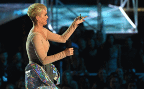 Katy Perry thay trang phục “chóng mặt” khi làm MC