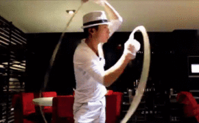 Bồi bàn nhảy sexy khiến thực khách mải ngắm quên ăn