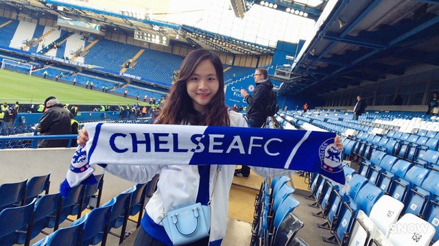  Khánh Linh có mặt tại trận đấu giữa Chelsea 3-1 Arsenal trên sân Stamford Bridge mùa 2016 – 2017 