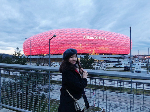  Linh tại sân Allianz Arena (sân nhà của Bayern Munich - Đức) 