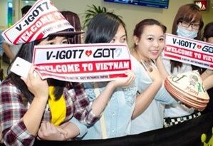 Vì sao fan phải che mặt khi gặp sao Hàn?