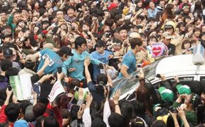 Tắc đường tại Hồ Gươm do fan Kpop “bủa vây” đón thần tượng