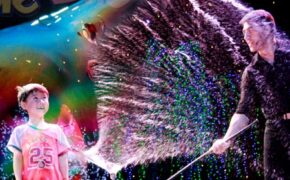 Fan Yang mê hoặc trẻ em bằng giấc mơ bong bóng