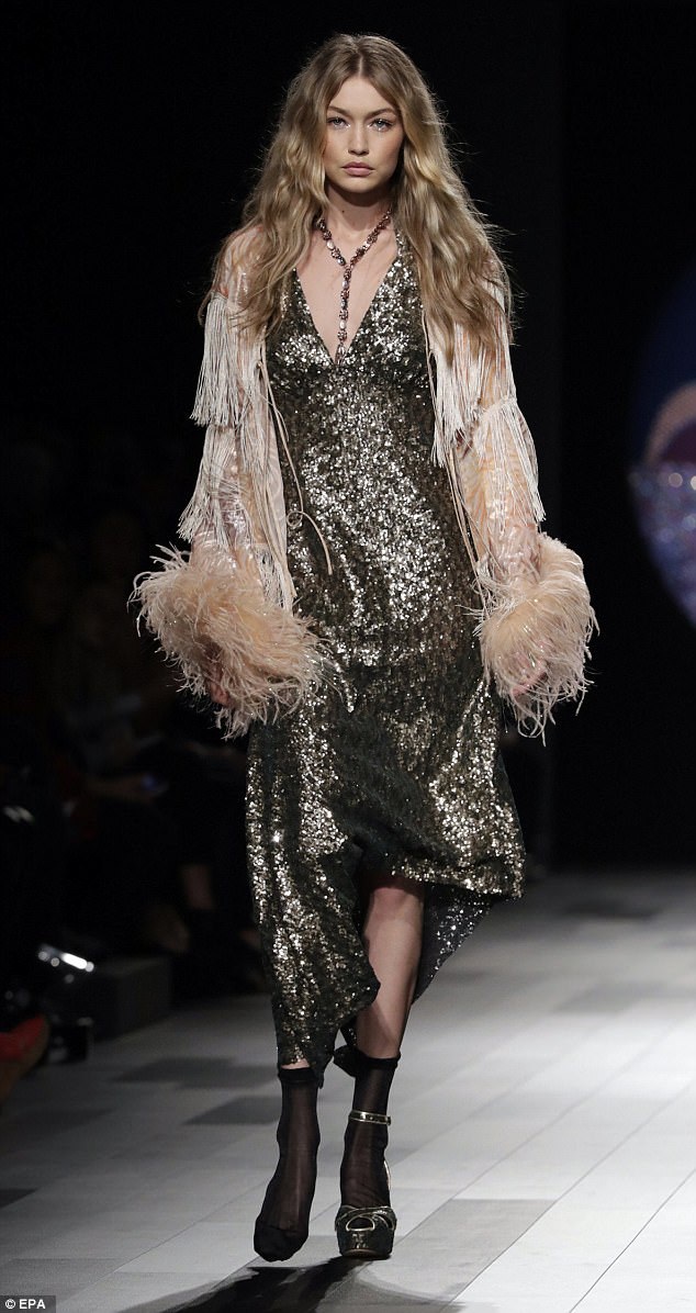  Gigi Hadid trình diễn chân dép, chân không trong show của Anna Sui tại New York Fashion Week 