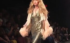 Siêu mẫu 9X trình diễn “chân dép, chân không”