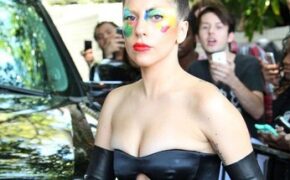 Lady Gaga mặc mát mẻ, vẽ mặt kỳ dị ra phố