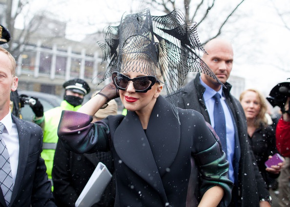 Lady Gaga khoe áo lót trên đường phố