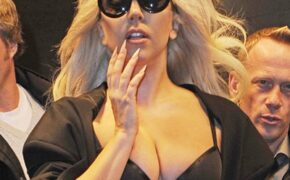 Lady Gaga khoe áo lót trên đường phố