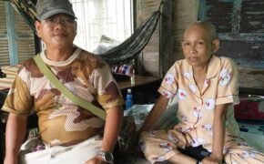 Gặp bạn cũ bán vé số ngoài đường, người đàn ông hành xử đáng ngưỡng mộ