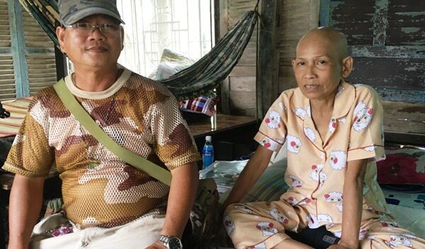 Gặp bạn cũ bán vé số ngoài đường, người đàn ông hành xử đáng ngưỡng mộ