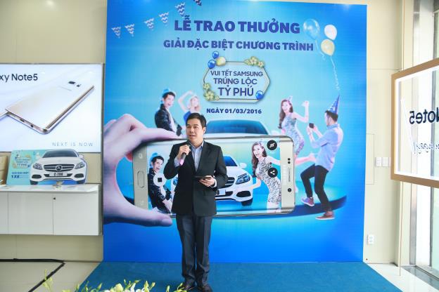 Lễ trao giải còn có sự tham dự của các khách hàng may mắn trúng giải thưởng Gear S2 của chương trình “Vui Tết Samsung, trúng lộc tỷ phú”