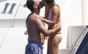 Cựu thành viên Spice Girls tình tứ hôn chồng trên du thuyền