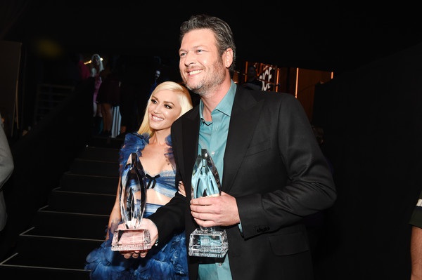  Blake Shelton kém bạn gái tới 7 tuổi nhưng trông hộ vẫn rất đẹp đôi. Cặp đôi hẹn hò với nhau từ cuối năm 2015 sau khi cả hai đều ly dị một nửa của mình 