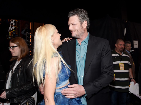  Blake Shelton nhận 2 giải tại sự kiện này và khi lên phát biểu, anh không quên nhắc tới bạn gái xinh đẹp của mình đang ngồi phía dưới 