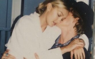 Ca sỹ Úc tiết lộ về tình yêu “sét đánh” với bạn gái siêu mẫu