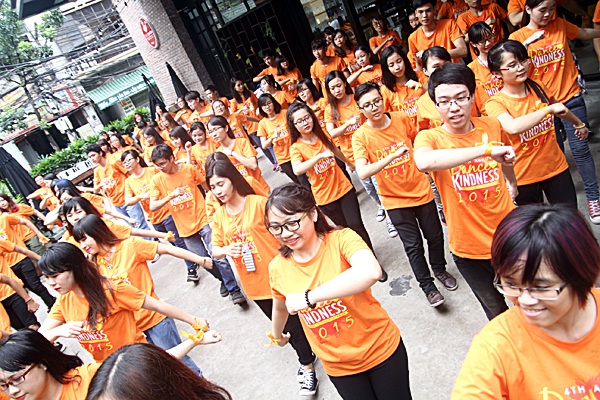 Hàng trăm bạn trẻ tham gia điệu nhảy flashmob của “Tử tế là...”