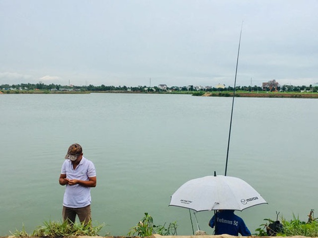 Giữa khu đô thị tiền tỉ, đàn ông Sài Gòn say sưa bắt cá - 1