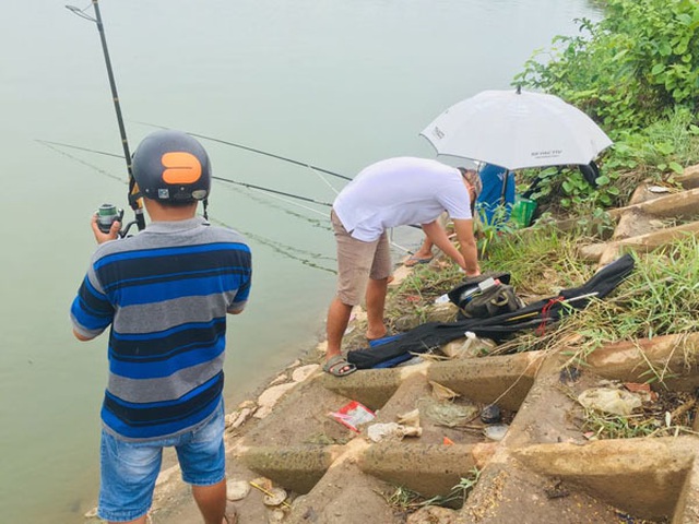 Giữa khu đô thị tiền tỉ, đàn ông Sài Gòn say sưa bắt cá - 5