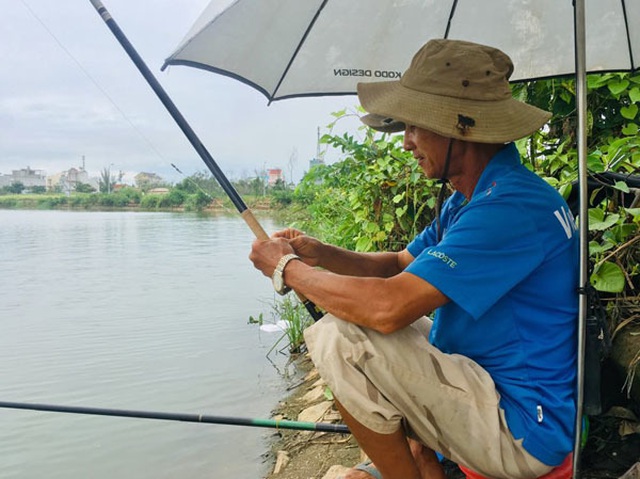 Giữa khu đô thị tiền tỉ, đàn ông Sài Gòn say sưa bắt cá - 6