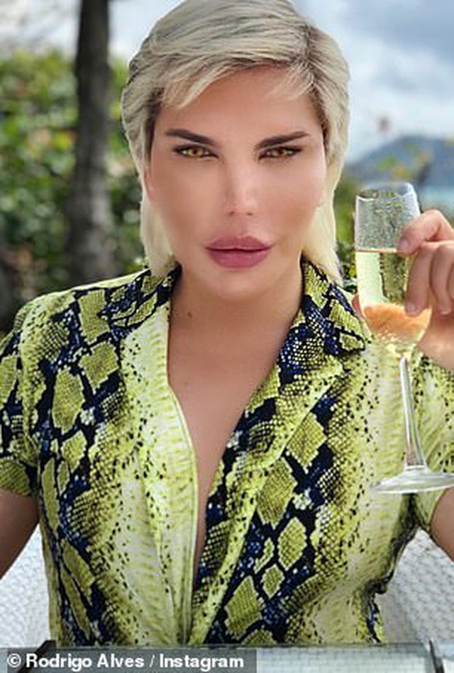 Búp bê Ken Rodrigo Alves mặc đồ phụ nữ ra phố - 8