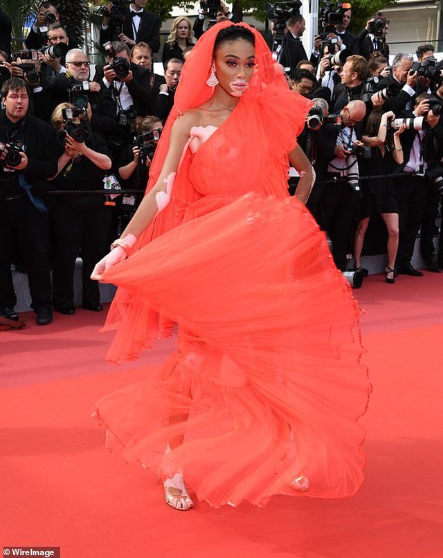 Winnie Harlow gặp sự cố trên thảm đỏ Cannes vì váy quá ngắn - 4