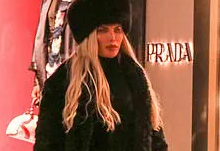 “Búp bê Ken” Rodrigo Alves mặc đồ phụ nữ ra phố