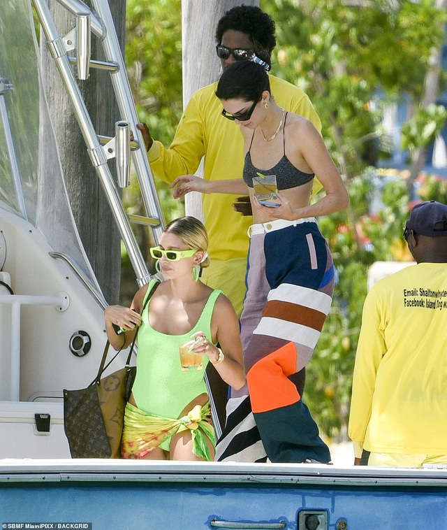 Hailey Bieber khoe dáng gợi cảm bên bạn thân Kendall Jenner - 7